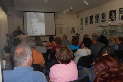 Οι Φίλοι του Αρχαιολογικού Μουσείου διοργάνωσαν στην αίθουσα προβολής του Μουσείου Μαραθωνίου Δρόμου διάλεξη με θέμα &quot;Η Εναλια Αρχαιολογική Έρευνα στο Νότιο Ευβοϊκό 2006-2016. Αρχαία Ναυάγια και Προοπτικές Επισκεψιμότητας&quot;