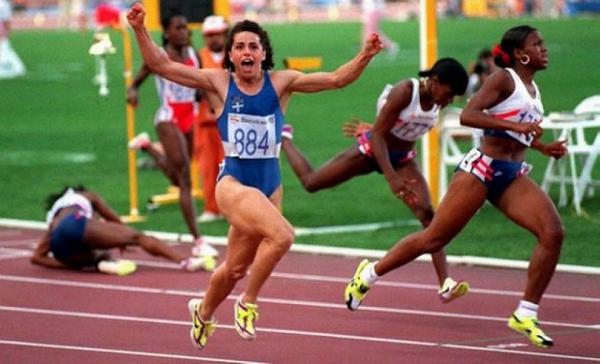 &Sigma;&alpha;&nu; &sigma;ή&mu;&epsilon;&rho;&alpha; (6/8/1992), &eta; &Beta;&omicron;ύ&lambda;&alpha; &Pi;&alpha;&tau;&omicron;&upsilon;&lambda;ί&delta;&omicron;&upsilon; &kappa;&alpha;&tau;&alpha;&kappa;&tau;&omicron;ύ&sigma;&epsilon; &tau;&omicron; &chi;&rho;&upsilon;&sigma;ό &mu;&epsilon;&tau;ά&lambda;&lambda;&iota;&omicron; &sigma;&tau;&alpha; 100&mu; &epsilon;&mu;&pi;ό&delta;&iota;&alpha; &sigma;&tau;&omicron;&upsilon;&sigmaf; &Omicron;&lambda;&upsilon;&mu;&pi;&iota;&alpha;&kappa;&omicron;ύ&sigmaf; &Alpha;&gamma;ώ&nu;&epsilon;&sigmaf; &tau;&eta;&sigmaf; &Beta;&alpha;&rho;&kappa;&epsilon;&lambda;ώ&nu;&eta;&sigmaf;. "&Gamma;&iota;&alpha; &tau;&eta;&nu; &Epsilon;&lambda;&lambda;ά&delta;&alpha; &rho;&epsilon; &gamma;&alpha;&mu;ώ&tau;&omicron;" (&Beta;&Iota;&Nu;&Tau;&Epsilon;&Omicron;)