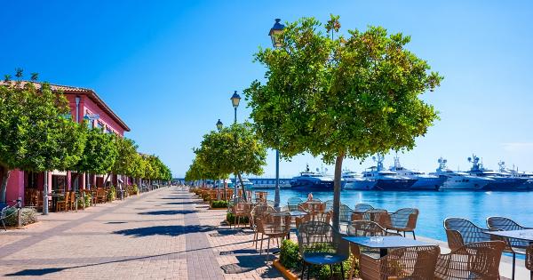 &Eta; &Mu;&alpha;&rho;ί&nu;&alpha; &Phi;&lambda;&omicron;ί&sigma;&beta;&omicron;&upsilon; &epsilon;&pi;&epsilon;&kappa;&tau;&epsilon;ί&nu;&epsilon;&iota; &tau;&eta; &sigma;&upsilon;&nu;&epsilon;&rho;&gamma;&alpha;&sigma;ί&alpha; &tau;&eta;&sigmaf; &mu;&epsilon; &tau;&omicron;&nu; 13&omicron; &Pi;&omicron;&sigma;&epsilon;&iota;&delta;ώ&nu;&iota;&omicron; &Eta;&mu;&iota;&mu;&alpha;&rho;&alpha;&theta;ώ&nu;&iota;&omicron;