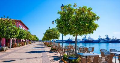 &Eta; &Mu;&alpha;&rho;ί&nu;&alpha; &Phi;&lambda;&omicron;ί&sigma;&beta;&omicron;&upsilon; &epsilon;&pi;&epsilon;&kappa;&tau;&epsilon;ί&nu;&epsilon;&iota; &tau;&eta; &sigma;&upsilon;&nu;&epsilon;&rho;&gamma;&alpha;&sigma;ί&alpha; &tau;&eta;&sigmaf; &mu;&epsilon; &tau;&omicron;&nu; 13&omicron; &Pi;&omicron;&sigma;&epsilon;&iota;&delta;ώ&nu;&iota;&omicron; &Eta;&mu;&iota;&mu;&alpha;&rho;&alpha;&theta;ώ&nu;&iota;&omicron;