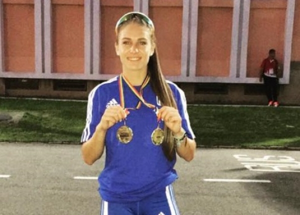 &Eta; &Delta;&alpha;&lambda;ά&kappa;&alpha; &gamma;ί&nu;&epsilon;&tau;&alpha;&iota; ... &sigma;&pi;&rho;ί&nu;&tau;&epsilon;&rho; &gamma;&iota;&alpha; &mu;ί&alpha; &chi;&rho;&omicron;&nu;&iota;ά