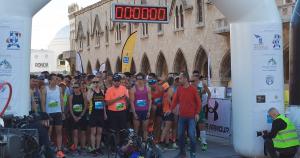 &Mu;&epsilon; &sigma;&pi;&omicron;&upsilon;&delta;&alpha;ί&epsilon;&sigmaf; &epsilon;&pi;&iota;&delta;ό&sigma;&epsilon;&iota;&sigmaf;, &rho;&epsilon;&kappa;ό&rho; &xi;έ&nu;&omega;&nu; &delta;&rho;&omicron;&mu;έ&omega;&nu; &kappa;&alpha;&iota; &pi;&lambda;ή&theta;&omicron;&sigmaf; &kappa;ό&sigma;&mu;&omicron;&upsilon; &omicron; 8&omicron;&sigmaf; &Delta;&iota;&epsilon;&theta;&nu;ή&sigmaf; &Mu;&alpha;&rho;&alpha;&theta;ώ&nu;&iota;&omicron;&sigmaf; &Rho;ό&delta;&omicron;&upsilon;