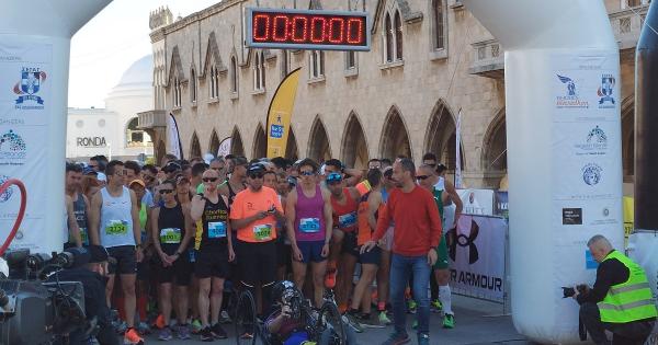 &Mu;&epsilon; &sigma;&pi;&omicron;&upsilon;&delta;&alpha;ί&epsilon;&sigmaf; &epsilon;&pi;&iota;&delta;ό&sigma;&epsilon;&iota;&sigmaf;, &rho;&epsilon;&kappa;ό&rho; &xi;έ&nu;&omega;&nu; &delta;&rho;&omicron;&mu;έ&omega;&nu; &kappa;&alpha;&iota; &pi;&lambda;ή&theta;&omicron;&sigmaf; &kappa;ό&sigma;&mu;&omicron;&upsilon; &omicron; 8&omicron;&sigmaf; &Delta;&iota;&epsilon;&theta;&nu;ή&sigmaf; &Mu;&alpha;&rho;&alpha;&theta;ώ&nu;&iota;&omicron;&sigmaf; &Rho;ό&delta;&omicron;&upsilon;