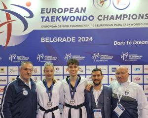 &Phi;&iota;&nu;ά&lambda;&epsilon; &sigma;&tau;&omicron; &Epsilon;&upsilon;&rho;&omega;&pi;&alpha;ϊ&kappa;ό &alpha;&nu;&delta;&rho;ώ&nu;/&gamma;&upsilon;&nu;&alpha;&iota;&kappa;ώ&nu; &mu;&epsilon; &delta;ύ&omicron; &chi;ά&lambda;&kappa;&iota;&nu;&alpha; &mu;&epsilon;&tau;ά&lambda;&lambda;&iota;&alpha; &alpha;&pi;ό &tau;&omicron;&upsilon;&sigmaf; &Phi;&alpha;&nu;ή &Tau;&zeta;έ&lambda;&eta; &kappa;&alpha;&iota; &Chi;&alpha;&rho;ά&lambda;&alpha;&mu;&pi;&omicron; &Phi;&lambda;&omicron;&upsilon;&sigma;&kappa;&omicron;ύ&nu;&eta;