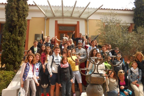 &Mu;&alpha;&theta;&eta;&tau;έ&sigmaf; 5 &Epsilon;&upsilon;&rho;&omega;&pi;&alpha;ϊ&kappa;ώ&nu; &chi;&omega;&rho;ώ&nu; &pi;&omicron;&upsilon; &phi;&iota;&lambda;&omicron;&xi;&epsilon;&nu;&omicron;ύ&nu;&tau;&alpha;&iota; &alpha;&pi;ό &tau;&omicron; 14&omicron; &Gamma;&upsilon;&mu;&nu;ά&sigma;&iota;&omicron; &Alpha;&theta;ή&nu;&alpha;&sigmaf; &sigma;&tau;&omicron; &pi;&lambda;&alpha;ί&sigma;&iota;&omicron; &tau;&omicron;&upsilon; &ldquo;ERASMUS+ " &epsilon;&pi;&iota;&sigma;&kappa;έ&phi;&tau;&eta;&kappa;&alpha;&nu; &tau;&omicron; &Mu;&omicron;&upsilon;&sigma;&epsilon;ί&omicron; &Mu;&alpha;&rho;&alpha;&theta;&omega;&nu;ί&omicron;&upsilon; &Delta;&rho;ό&mu;&omicron;&upsilon;