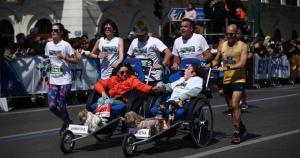 &Eta; &omicron;&mu;ά&delta;&alpha; "&Tau;&Rho;&Epsilon;&Xi;&Epsilon; &Mu;&Alpha;&Zeta;&Iota; &Mu;&Omicron;&Upsilon;" &sigma;&tau;&omicron;&nu; 6&omicron; &Eta;&mu;&iota;&mu;&alpha;&rho;&alpha;&theta;ώ&nu;&iota;&omicron; &Iota;&omega;&alpha;&nu;&nu;ί&nu;&omega;&nu;