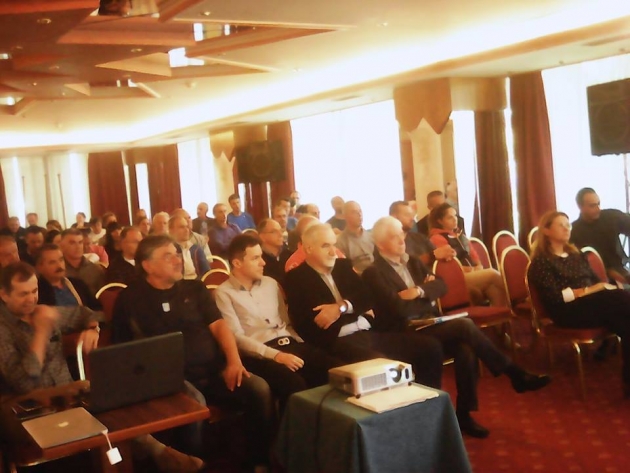 &Eta; &sigma;&upsilon;&nu;&epsilon;&rho;&gamma;&alpha;&sigma;ί&alpha; "&mu;&omicron;&nu;ό&delta;&rho;&omicron;&mu;&omicron;&sigmaf;" &gamma;&iota;&alpha; &tau;&eta;&nu; &epsilon;&pi;&iota;&tau;&upsilon;&chi;ί&alpha;