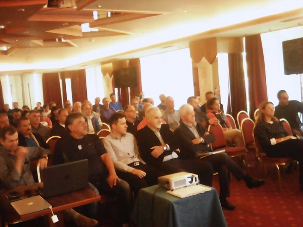 &Eta; &sigma;&upsilon;&nu;&epsilon;&rho;&gamma;&alpha;&sigma;ί&alpha; "&mu;&omicron;&nu;ό&delta;&rho;&omicron;&mu;&omicron;&sigmaf;" &gamma;&iota;&alpha; &tau;&eta;&nu; &epsilon;&pi;&iota;&tau;&upsilon;&chi;ί&alpha;