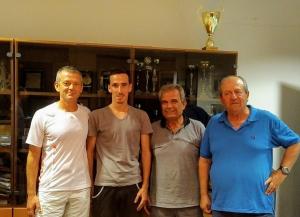 &Delta;&Epsilon;&Lambda;&Tau;&Iota;&Omicron; &Tau;&Upsilon;&Pi;&Omicron;&Upsilon; - H &Gamma;&Epsilon;&Alpha; &upsilon;&pi;&omicron;&delta;έ&chi;&theta;&eta;&kappa;&epsilon; &tau;&omicron;&nu; &pi;&rho;&omega;&tau;&alpha;&theta;&lambda;&eta;&tau;ή &Epsilon;&lambda;&lambda;ά&delta;&alpha;&sigmaf; &sigma;&tau;&alpha; 5.000 &mu;έ&tau;&rho;&alpha; &alpha;&nu;&delta;&rho;ώ&nu; &Kappa;ώ&sigma;&tau;&alpha; &Sigma;&tau;&alpha;&mu;&omicron;ύ&lambda;&eta;