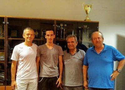 &Delta;&Epsilon;&Lambda;&Tau;&Iota;&Omicron; &Tau;&Upsilon;&Pi;&Omicron;&Upsilon; - H &Gamma;&Epsilon;&Alpha; &upsilon;&pi;&omicron;&delta;έ&chi;&theta;&eta;&kappa;&epsilon; &tau;&omicron;&nu; &pi;&rho;&omega;&tau;&alpha;&theta;&lambda;&eta;&tau;ή &Epsilon;&lambda;&lambda;ά&delta;&alpha;&sigmaf; &sigma;&tau;&alpha; 5.000 &mu;έ&tau;&rho;&alpha; &alpha;&nu;&delta;&rho;ώ&nu; &Kappa;ώ&sigma;&tau;&alpha; &Sigma;&tau;&alpha;&mu;&omicron;ύ&lambda;&eta;