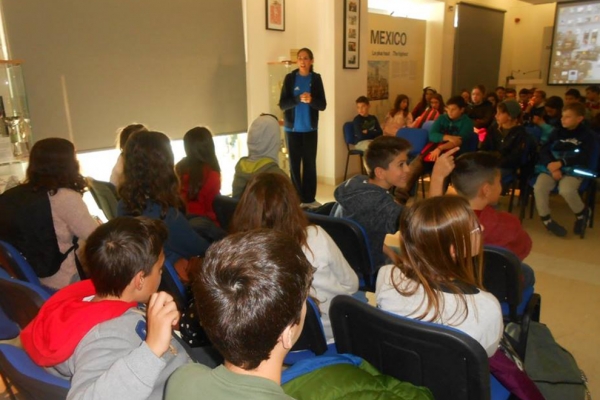 &Eta; &Delta;ή&mu;&eta;&tau;&rho;&alpha; &Mu;&alpha;&gamma;&kappa;&alpha;&nu;&omicron;&upsilon;&delta;ά&kappa;&eta; &upsilon;&pi;&omicron;&delta;έ&chi;&tau;&eta;&kappa;&epsilon; &sigma;&tau;&omicron; &Mu;&omicron;&upsilon;&sigma;&epsilon;ί&omicron; &Mu;&alpha;&rho;&alpha;&theta;&omega;&nu;ί&omicron;&upsilon; &Delta;&rho;ό&mu;&omicron;&upsilon; &tau;&omicron;&upsilon;&sigmaf; &mu;&alpha;&theta;&eta;&tau;έ&sigmaf; &tau;&eta;&sigmaf; &sigma;&chi;&omicron;&lambda;ή&sigmaf; &Iota;.&Mu;. &Pi;&alpha;&nu;&alpha;&gamma;&iota;&omega;&tau;ό&pi;&omicron;&upsilon;&lambda;&omicron;&upsilon;