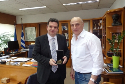 &Delta;&Epsilon;&Lambda;&Tau;&Iota;&Omicron; &Tau;&Upsilon;&Pi;&Omicron;&Upsilon; - &Tau;&omicron; &Alpha;&rho;&iota;&sigma;&tau;&omicron;&tau;&epsilon;&lambda;&epsilon;ί&omicron;&upsilon; &Pi;&alpha;&nu;&epsilon;&pi;&iota;&sigma;&tau;&eta;&mu;ί&omicron;&upsilon; &Theta;&epsilon;&sigma;&sigma;&alpha;&lambda;&omicron;&nu;ί&kappa;&eta;&sigmaf;  &laquo;&tau;&rho;έ&chi;&epsilon;&iota;&raquo; &sigma;&tau;&omicron;&nu; 10&omicron; &Delta;&Iota;&Epsilon;&Theta;&Nu;&Eta; &Mu;&Alpha;&Rho;&Alpha;&Theta;&Omega;&Nu;&Iota;&Omicron; &laquo;&Mu;&Epsilon;&Gamma;&Alpha;&Sigma; &Alpha;&Lambda;&Epsilon;&Xi;&Alpha;&Nu;&Delta;&Rho;&Omicron;&Sigma;&raquo;