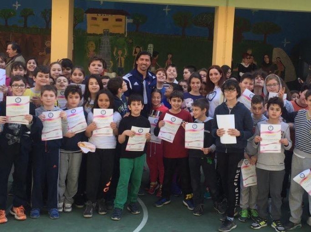 &Delta;&Epsilon;&Lambda;&Tau;&Iota;&Omicron; &Tau;&Upsilon;&Pi;&Omicron;&Upsilon; - &Sigma;&upsilon;&nu;&epsilon;&chi;ί&zeta;&epsilon;&tau;&alpha;&iota; &tau;&omicron; "&Epsilon;&Upsilon; &Alpha;&Gamma;&Omega;&Nu;&Iota;&Zeta;&Epsilon;&Sigma;&Theta;&Alpha;&Iota; - &Alpha;&Nu;&Nu;&Alpha; &Pi;&Omicron;&Lambda;&Lambda;&Alpha;&Tau;&Omicron;&Upsilon;" &sigma;&epsilon; &sigma;&chi;&omicron;&lambda;&iota;&kappa;έ&sigmaf; &mu;&omicron;&nu;ά&delta;&epsilon;&sigmaf; &sigma;&tau;&eta;&nu; &Kappa;&alpha;&lambda;&lambda;&iota;&theta;έ&alpha; &kappa;&alpha;&iota; &sigma;&tau;&omicron; &kappa;έ&nu;&tau;&rho;&omicron; &tau;&eta;&sigmaf; &Alpha;&theta;ή&nu;&alpha;&sigmaf;