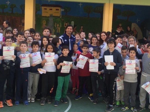 &Delta;&Epsilon;&Lambda;&Tau;&Iota;&Omicron; &Tau;&Upsilon;&Pi;&Omicron;&Upsilon; - &Sigma;&upsilon;&nu;&epsilon;&chi;ί&zeta;&epsilon;&tau;&alpha;&iota; &tau;&omicron; "&Epsilon;&Upsilon; &Alpha;&Gamma;&Omega;&Nu;&Iota;&Zeta;&Epsilon;&Sigma;&Theta;&Alpha;&Iota; - &Alpha;&Nu;&Nu;&Alpha; &Pi;&Omicron;&Lambda;&Lambda;&Alpha;&Tau;&Omicron;&Upsilon;" &sigma;&epsilon; &sigma;&chi;&omicron;&lambda;&iota;&kappa;έ&sigmaf; &mu;&omicron;&nu;ά&delta;&epsilon;&sigmaf; &sigma;&tau;&eta;&nu; &Kappa;&alpha;&lambda;&lambda;&iota;&theta;έ&alpha; &kappa;&alpha;&iota; &sigma;&tau;&omicron; &kappa;έ&nu;&tau;&rho;&omicron; &tau;&eta;&sigmaf; &Alpha;&theta;ή&nu;&alpha;&sigmaf;