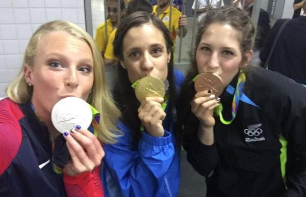 &Eta; &Kappa;&alpha;&tau;&epsilon;&rho;ί&nu;&alpha; &Sigma;&tau;&epsilon;&phi;&alpha;&nu;ί&delta;&eta; ... &mu;&pi;&alpha;ί&nu;&epsilon;&iota; &sigma;&tau;&eta;&nu; &alpha;&rho;έ&nu;&alpha;