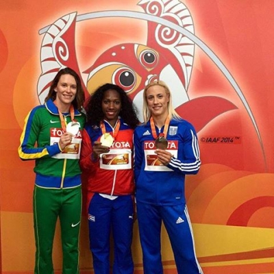 &Pi;&epsilon;&kappa;ί&nu;&omicron; 2015: &Eta; &kappa;&omicron;ύ&rho;&alpha;&sigma;&eta;, &tau;&alpha; &delta;ά&kappa;&rho;&upsilon;&alpha; &chi;&alpha;&rho;ά&sigmaf; &kappa;&alpha;&iota; &tau;&omicron; &mu;&epsilon;&tau;ά&lambda;&lambda;&iota;&omicron;