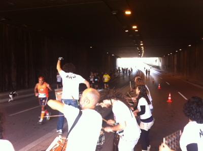 &Pi;ά&rho;&epsilon; &mu;έ&rho;&omicron;&sigmaf; &sigma;&tau;&omicron;&nu; 32&omicron; &Mu;&alpha;&rho;&alpha;&theta;ώ&nu;&iota;&omicron; &Alpha;&theta;ή&nu;&alpha;&sigmaf;...&pi;&alpha;ί&zeta;&omicron;&nu;&tau;&alpha;&sigmaf; &mu;&omicron;&upsilon;&sigma;&iota;&kappa;ή