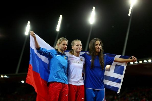 &Eta; &Sigma;&tau;&epsilon;&phi;&alpha;&nu;ί&delta;&eta; &beta;&lambda;έ&pi;&epsilon;&iota; &delta;&upsilon;&nu;&alpha;&tau;ό &alpha;&gamma;ώ&nu;&alpha; &sigma;&tau;&eta;&nu; &Pi;&rho;ά&gamma;&alpha; &kappa;&alpha;&iota; ...&mu;ά&chi;&eta; &tau;&epsilon;&sigma;&sigma;ά&rho;&omega;&nu; &gamma;&iota;&alpha; &tau;&alpha; &mu;&epsilon;&tau;ά&lambda;&lambda;&iota;&alpha;!