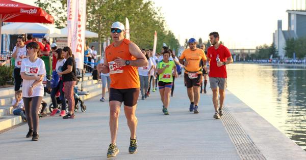 &Mu;&epsilon; 5000 &delta;&rho;&omicron;&mu;&epsilon;ί&sigmaf; &kappa;&alpha;&iota; &mu;&epsilon; &epsilon;&mu;&beta;&omicron;&lambda;&iota;&alpha;&sigma;&mu;έ&nu;&omicron;&upsilon;&sigmaf; &tau;&omicron; 5&omicron; &Nu;&omicron; Finish Line Athens