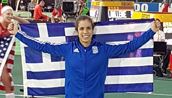 &Eta; &Kappa;&alpha;&tau;&epsilon;&rho;ί&nu;&alpha; &Sigma;&tau;&epsilon;&phi;&alpha;&nu;ί&delta;&eta; ... &mu;&eta;&delta;&epsilon;&nu;ί&zeta;&epsilon;&iota; &tau;&omicron; &kappa;&omicron;&nu;&tau;έ&rho; &kappa;&alpha;&iota; &xi;&epsilon;&kappa;&iota;&nu;ά