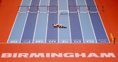 Η Elisavet Pesiridou πέφτει στα εμπόδια των 60 μέτρων του Παγκοσμίου Πρωταθλήματος στο Μπέρμιγχαμ 2018 (Φωτο - John Sibley / Reuters)