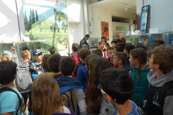 &Mu;&alpha;&theta;&eta;&tau;έ&sigmaf; &alpha;&pi;ό &tau;&omicron; 1&omicron; &Delta;&eta;&mu;&omicron;&tau;&iota;&kappa;ό &Sigma;&chi;&omicron;&lambda;&epsilon;ί&omicron; &Nu;έ&alpha;&sigmaf; &Epsilon;&rho;&upsilon;&theta;&rho;&alpha;ί&alpha;&sigmaf; &epsilon;&pi;&iota;&sigma;&kappa;έ&phi;&tau;&eta;&kappa;&alpha;&nu; &tau;&omicron; &Mu;&omicron;&upsilon;&sigma;&epsilon;ί&omicron; &Mu;&alpha;&rho;&alpha;&theta;&omega;&nu;ί&omicron;&upsilon; &Delta;&rho;ό&mu;&omicron;&upsilon;