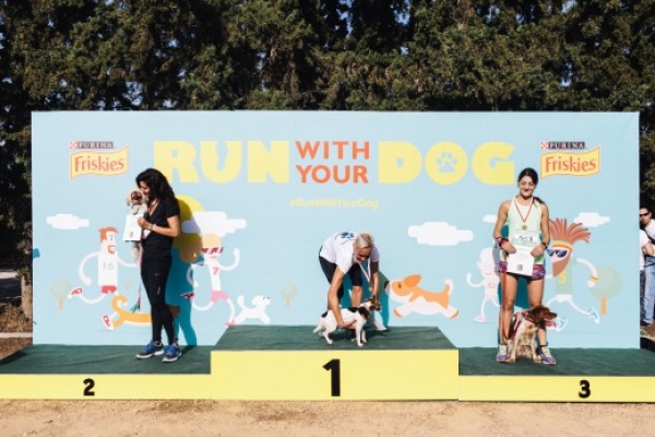 &Omicron;&iota; &Alpha;&theta;&eta;&nu;&alpha;ί&omicron;&iota; &tau;&rho;έ&chi;&omicron;&upsilon;&nu; &mu;&epsilon; &tau;&omicron;&upsilon;&sigmaf; &sigma;&kappa;ύ&lambda;&omicron;&upsilon;&sigmaf; &tau;&omicron;&upsilon;&sigmaf; - 1&omicron; Dog-Run &sigma;&tau;&eta;&nu; &Epsilon;&lambda;&lambda;ά&delta;&alpha;