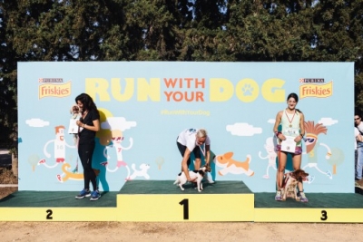 &Omicron;&iota; &Alpha;&theta;&eta;&nu;&alpha;ί&omicron;&iota; &tau;&rho;έ&chi;&omicron;&upsilon;&nu; &mu;&epsilon; &tau;&omicron;&upsilon;&sigmaf; &sigma;&kappa;ύ&lambda;&omicron;&upsilon;&sigmaf; &tau;&omicron;&upsilon;&sigmaf; - 1&omicron; Dog-Run &sigma;&tau;&eta;&nu; &Epsilon;&lambda;&lambda;ά&delta;&alpha;