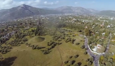 &Tau;&omicron; &epsilon;&pi;ί&sigma;&eta;&mu;&omicron; trailer &tau;&omicron;&upsilon; 35&omicron;&sigmaf; &Mu;&alpha;&rho;&alpha;&theta;ώ&nu;&iota;&omicron;&sigmaf; &Alpha;&theta;&eta;&nu;ώ&nu;, &laquo;&omicron; &Alpha;&upsilon;&theta;&epsilon;&nu;&tau;&iota;&kappa;ό&sigmaf;&raquo; &kappa;&alpha;&iota; &alpha;&gamma;ώ&nu;&epsilon;&sigmaf; &delta;&rho;ό&mu;&omicron;&upsilon; 5 &kappa;&alpha;&iota; 10&chi;&lambda;&mu;