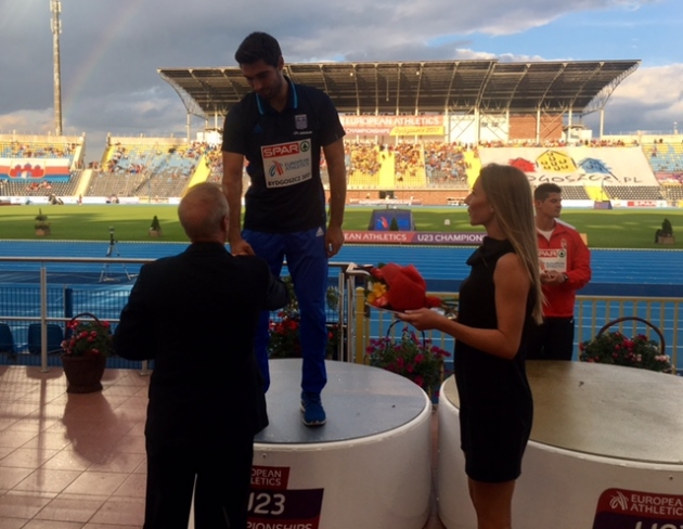 &Mu;&pi;ί&nu;&tau;&gamma;&kappa;&omicron;&zeta; 2017: &Omicron; &Gamma;&iota;ά&nu;&nu;&eta;&sigmaf; &Kappa;&upsilon;&rho;&iota;&alpha;&zeta;ή&sigmaf; ή&theta;&epsilon;&lambda;&epsilon; ...&kappa;ά&tau;&iota; &pi;&alpha;&rho;&pi;ά&nu;&omega;