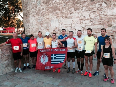 &Delta;&Epsilon;&Lambda;&Tau;&Iota;&Omicron; &Tau;&Upsilon;&Pi;&Omicron;&Upsilon; - &Eta; &Omicron;&mu;&alpha;&delta;&iota;&kappa;ή &Sigma;&upsilon;&mu;&mu;&epsilon;&tau;&omicron;&chi;ή &tau;&omega;&nu; Xanthi Runners &sigma;&tau;&omicron;&nu; 4&omicron; &Delta;&iota;&epsilon;&theta;&nu;ή &Nu;&upsilon;&chi;&tau;&epsilon;&rho;&iota;&nu;ό &Eta;&mu;&iota;&mu;&alpha;&rho;&alpha;&theta;ώ&nu;&iota;&omicron; &Theta;&epsilon;&sigma;&sigma;&alpha;&lambda;&omicron;&nu;ί&kappa;&eta;&sigmaf;