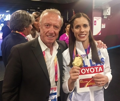 &Sigma;&tau;&omicron; &Mu;&omicron;&nu;&alpha;&kappa;ό &kappa;&alpha;&iota; &omicron; &Pi;&alpha;&nu;&alpha;&gamma;&iota;ώ&tau;&eta;&sigmaf; &Delta;&eta;&mu;ά&kappa;&omicron;&sigmaf;