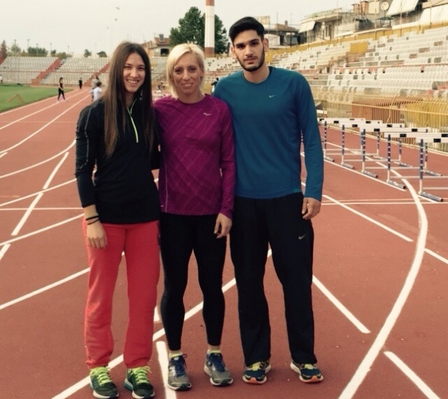 &Mu;&epsilon; ... &pi;&alpha;&rho;έ&alpha; &sigma;&tau;&omicron;&nu; &delta;&rho;ό&mu;&omicron; &pi;&rho;&omicron;&sigmaf; &tau;&eta;&nu; &Beta;&rho;&alpha;&zeta;&iota;&lambda;ί&alpha;