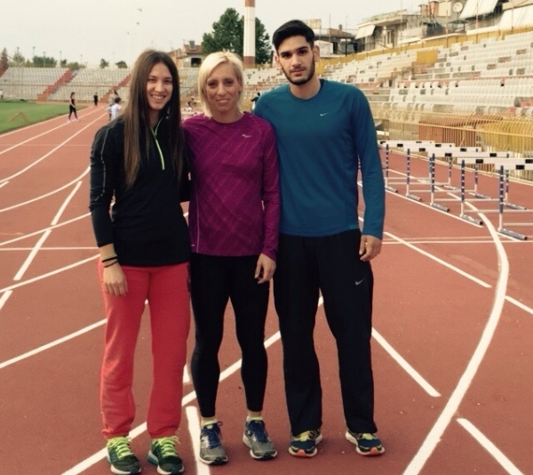 &Mu;&epsilon; ... &pi;&alpha;&rho;έ&alpha; &sigma;&tau;&omicron;&nu; &delta;&rho;ό&mu;&omicron; &pi;&rho;&omicron;&sigmaf; &tau;&eta;&nu; &Beta;&rho;&alpha;&zeta;&iota;&lambda;ί&alpha;