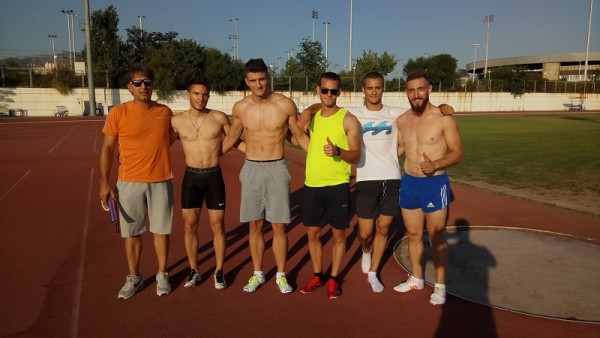 &Sigma;&tau;&omicron; &Omicron;&Alpha;&Kappa;&Alpha; &gamma;&iota;&alpha; &alpha;&lambda;&lambda;&alpha;&gamma;έ&sigmaf; &eta; &omicron;&mu;ά&delta;&alpha; 4&Chi;100 &mu;. &tau;&omega;&nu; &Epsilon;&phi;ή&beta;&omega;&nu;