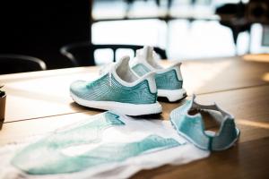 adidas &kappa;&alpha;&iota; Parley For The Oceans. 5 &chi;&rho;ό&nu;&iota;&alpha; &sigma;&upsilon;&nu;&epsilon;&rho;&gamma;&alpha;&sigma;ί&alpha;&sigmaf; &kappa;&alpha;&iota; &delta;έ&sigma;&mu;&epsilon;&upsilon;&sigma;&eta; &gamma;&iota;&alpha; έ&nu;&alpha; &mu;έ&lambda;&lambda;&omicron;&nu; &chi;&omega;&rho;ί&sigmaf; &pi;&lambda;&alpha;&sigma;&tau;&iota;&kappa;ά &alpha;&pi;&omicron;&rho;&rho;ί&mu;&mu;&alpha;&tau;&alpha;