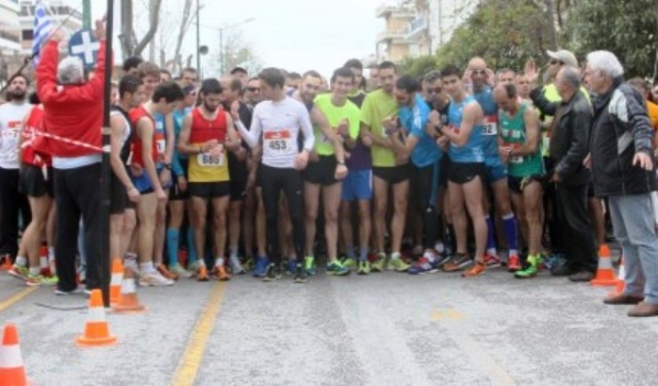 Έ&tau;&rho;&epsilon;&xi;&alpha;&nu; &sigma;&tau;&eta;&nu; &Eta;&lambda;&iota;&omicron;ύ&pi;&omicron;&lambda;&eta; &gamma;&iota;&alpha; &tau;&eta; &mu;&nu;ή&mu;&eta; &tau;&omicron;&upsilon; &Sigma;&omega;&kappa;&rho;ά&tau;&eta; &Gamma;&kappa;&iota;ό&lambda;&iota;&alpha;