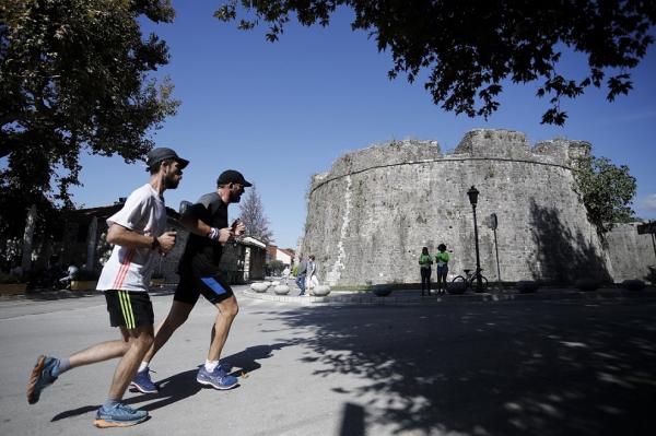 &Mu;&epsilon; &alpha;&lambda;&lambda;&alpha;&gamma;έ&sigmaf; &sigma;&epsilon; &epsilon;&kappa;&kappa;&iota;&nu;ή&sigma;&epsilon;&iota;&sigmaf;, &omega;&rho;ά&rho;&iota;&alpha; &kappa;&alpha;&iota; &delta;&iota;&alpha;&delta;&rho;&omicron;&mu;έ&sigmaf; &tau;&omicron; &phi;&epsilon;&tau;&iota;&nu;ό Ioannina Lake Run