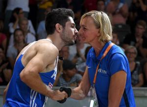 &Mu;ί&lambda;&tau;&omicron;&sigmaf; &Tau;&epsilon;&nu;&tau;ό&gamma;&lambda;&omicron;&upsilon;: &Chi;&rho;&upsilon;&sigma;ό&sigmaf; &kappa;&alpha;&iota; &sigma;&tau;&iota;&sigmaf; &kappa;&alpha;&rho;&delta;&iota;έ&sigmaf; &mu;&alpha;&sigmaf;. &Tau;&omicron; &phi;&iota;&lambda;ί &sigma;&tau;&eta;&nu; &Nu;&tau;&rho;έ&sigma;&lambda;&epsilon;&rho;.