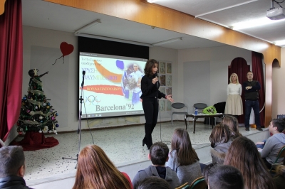 &Eta; &Beta;&omicron;ύ&lambda;&alpha; &Pi;&alpha;&tau;&omicron;&upsilon;&lambda;ί&delta;&omicron;&upsilon; &kappa;&omicron;&nu;&tau;ά &sigma;&tau;&omicron;&upsilon;&sigmaf; &mu;&alpha;&theta;&eta;&tau;έ&sigmaf;