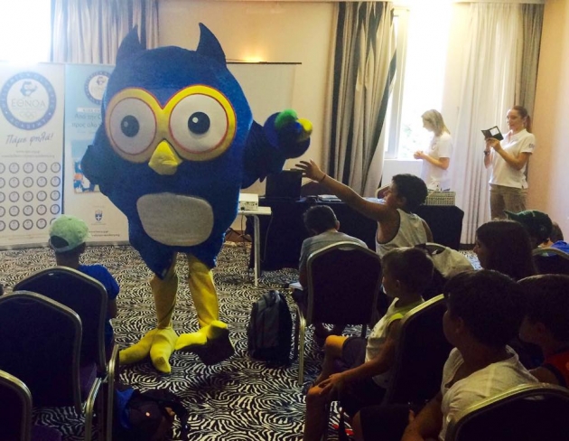 &Delta;&Epsilon;&Lambda;&Tau;&Iota;&Omicron; &Tau;&Upsilon;&Pi;&Omicron;&Upsilon; - &Eta; &epsilon;&pi;ί&sigma;&eta;&mu;&eta; &mu;&alpha;&sigma;&kappa;ό&tau; &tau;&eta;&sigmaf; &Epsilon;&theta;&nu;&iota;&kappa;ή&sigmaf; &Omicron;&lambda;&upsilon;&mu;&pi;&iota;&alpha;&kappa;ή&sigmaf; &Alpha;&kappa;&alpha;&delta;&eta;&mu;ί&alpha;&sigmaf; &tau;&eta;&sigmaf; &Epsilon;&lambda;&lambda;ά&delta;&alpha;&sigmaf;, &omicron; &sigma;&omicron;&phi;ό&sigmaf; &Alpha;&kappa;ά&delta;&eta;&mu;&omicron;&sigmaf;, "&pi;έ&tau;&alpha;&xi;&epsilon;" &sigma;ή&mu;&epsilon;&rho;&alpha; &psi;&eta;&lambda;ά &kappa;&alpha;&iota; &tau;&alpha;&xi;ί&delta;&epsilon;&psi;&epsilon; έ&omega;&sigmaf; &tau;&eta;&nu; &Kappa;&alpha;&lambda;&alpha;&mu;ά&tau;&alpha;