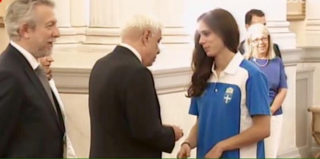 &Sigma;&tau;&omicron;&nu; &Pi;&rho;ό&epsilon;&delta;&rho;&omicron; &tau;&eta;&sigmaf; &Delta;&eta;&mu;&omicron;&kappa;&rho;&alpha;&tau;ί&alpha;&sigmaf; &omicron;&iota; &alpha;&theta;&lambda;&eta;&tau;έ&sigmaf; &kappa;&alpha;&iota; &alpha;&theta;&lambda;ή&tau;&rho;&iota;&epsilon;&sigmaf; &tau;&eta;&sigmaf; &omicron;&lambda;&upsilon;&mu;&pi;&iota;&alpha;&kappa;ή&sigmaf; &omicron;&mu;ά&delta;&alpha;&sigmaf;