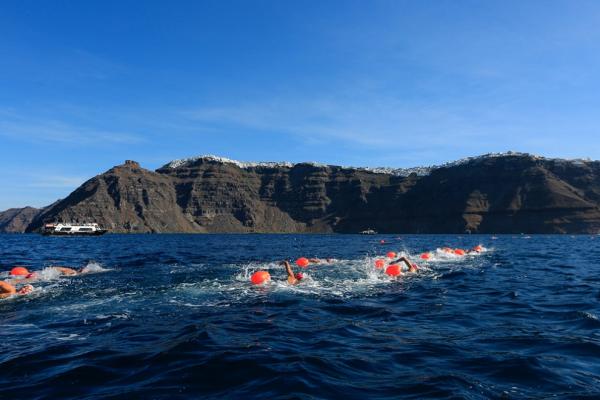Santorini Experience: &Kappa;&omicron;&lambda;ύ&mu;&beta;&eta;&sigma;&eta; &sigma;&tau;&alpha; &mu;&alpha;&gamma;&epsilon;&upsilon;&tau;&iota;&kappa;ά &nu;&epsilon;&rho;ά &tau;&omicron;&upsilon; &Alpha;&iota;&gamma;&alpha;ί&omicron;&upsilon;