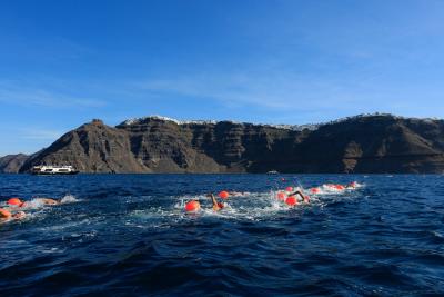 Santorini Experience: &Kappa;&omicron;&lambda;ύ&mu;&beta;&eta;&sigma;&eta; &sigma;&tau;&alpha; &mu;&alpha;&gamma;&epsilon;&upsilon;&tau;&iota;&kappa;ά &nu;&epsilon;&rho;ά &tau;&omicron;&upsilon; &Alpha;&iota;&gamma;&alpha;ί&omicron;&upsilon;