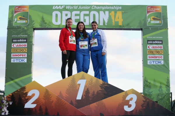 &Mu;&epsilon; &tau;&sigma;&alpha;&mu;&pi;&omicron;&upsilon;&kappa;ά ...&eta; &Kappa;&omicron;&rho;&omicron;&sigma;ί&delta;&omicron;&upsilon; "&chi;ά&lambda;&kappa;&iota;&nu;&eta;" &sigma;&tau;&eta;&nu; έ&kappa;&tau;&eta; &tau;&eta;&sigmaf; &beta;&omicron;&lambda;ή