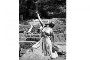 &Epsilon;&phi;&upsilon;&gamma;&epsilon; &alpha;&pi;ό &tau;&eta; &zeta;&omega;ή &mu;ί&alpha; &alpha;&pi;ό &tau;&iota;&sigmaf; &epsilon;&mu;&beta;&lambda;&eta;&mu;&alpha;&tau;&iota;&kappa;ό&tau;&epsilon;&rho;&epsilon;&sigmaf; &Pi;&rho;&omega;&theta;&iota;έ&rho;&epsilon;&iota;&epsilon;&sigmaf; &tau;&eta;&sigmaf; &Omicron;&lambda;&upsilon;&mu;&pi;&iota;&alpha;&kappa;ή&sigmaf; &Phi;&lambda;ό&gamma;&alpha;&sigmaf;, &eta; &Mu;&alpha;&rho;ί&alpha; &Mu;&omicron;&sigma;&chi;&omicron;&lambda;&iota;&omicron;ύ