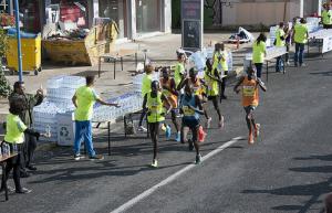 &Epsilon;&theta;&epsilon;&lambda;&omicron;&nu;&tau;έ&sigmaf;: &omicron;&iota; &alpha;&theta;ό&rho;&upsilon;&beta;&omicron;&iota; &laquo;&delta;&rho;&omicron;&mu;&epsilon;ί&sigmaf;&raquo; &tau;&omicron;&upsilon; &Mu;&alpha;&rho;&alpha;&theta;&omega;&nu;ί&omicron;&upsilon;