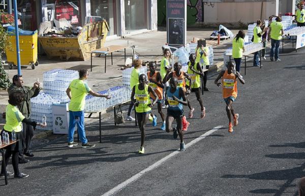 &Epsilon;&theta;&epsilon;&lambda;&omicron;&nu;&tau;έ&sigmaf;: &omicron;&iota; &alpha;&theta;ό&rho;&upsilon;&beta;&omicron;&iota; &laquo;&delta;&rho;&omicron;&mu;&epsilon;ί&sigmaf;&raquo; &tau;&omicron;&upsilon; &Mu;&alpha;&rho;&alpha;&theta;&omega;&nu;ί&omicron;&upsilon;