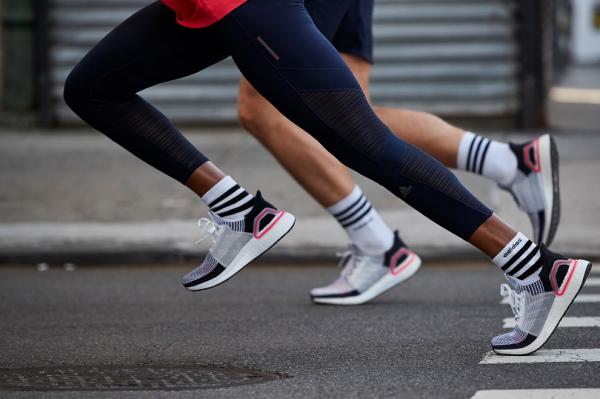 &Delta;&Epsilon;&Lambda;&Tau;&Iota;&Omicron; &Tau;&Upsilon;&Pi;&Omicron;&Upsilon; - &Tau;&omicron; &epsilon;&pi;&alpha;&nu;&alpha;&sigma;&tau;&alpha;&tau;&iota;&kappa;ό Ultraboost 19 &delta;&eta;&mu;&iota;&omicron;&upsilon;&rho;&gamma;ή&theta;&eta;&kappa;&epsilon; &sigma;&epsilon; &sigma;&upsilon;&nu;&epsilon;&rho;&gamma;&alpha;&sigma;ί&alpha; &mu;&epsilon; runners &alpha;&pi;ό ό&lambda;&omicron; &tau;&omicron; &kappa;ό&sigma;&mu;&omicron;