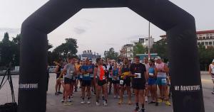 &Sigma;&upsilon;&mu;&mu;&epsilon;&tau;&omicron;&chi;ή &alpha;&theta;&lambda;&eta;&tau;ώ&nu; &tau;&omicron;&upsilon; &Sigma;&Delta; &Iota;&omega;&alpha;&nu;&nu;ί&nu;&omega;&nu; &sigma;&tau;&eta;&nu; &delta;&iota;&omicron;&rho;&gamma;ά&nu;&omega;&sigma;&eta; &laquo;5 ώ&rho;&epsilon;&sigmaf;&raquo; &sigma;&tau;&eta;&nu; &mu;&nu;ή&mu;&eta; &tau;&omicron;&upsilon; &Theta;&epsilon;&omicron;&phi;ά&nu;&eta; - &Epsilon;&rho;&mu;ή &Theta;&epsilon;&omicron;&chi;&alpha;&rho;ό&pi;&omicron;&upsilon;&lambda;&omicron;&upsilon;